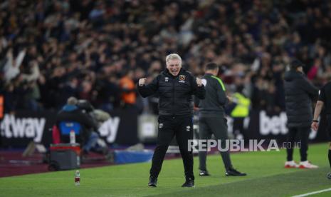 Manajer West Ham David Moyes merayakan setelah pemain West Ham Kurt Zouma mencetak gol selama pertandingan sepak bola Liga Premier Inggris antara West Ham United dan Liverpool di stadion London di London, Inggris, Senin (8/11).