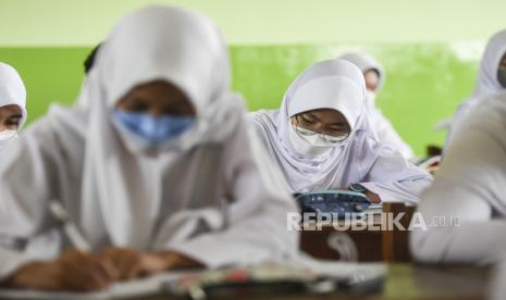 Sejumlah siswa mengikuti kegiatan belajar mengajar secara tatap muka di SMA Negeri 87, Jakarta, Jumat (8/4/2022). Anggota DPRD meminta pelaksanaan PTM di DKI Jakarta diawasi dengan ketat.