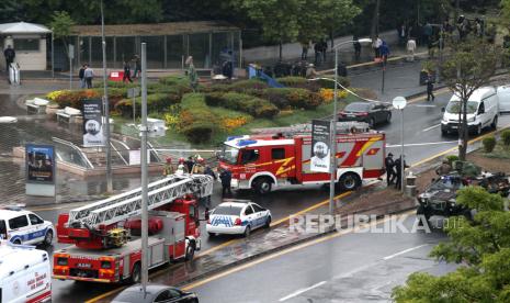 Pasukan keamanan Turki bekerja di lokasi serangan bom dekat Kementerian Dalam Negeri di Ankara, Turki, 01 Oktober 2023.