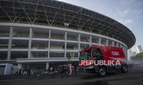 Petugas menyemprotkan cairan disinfektan di kawasan Stadion Utama Gelora Bung Karno (SUGBK), Jakarta.