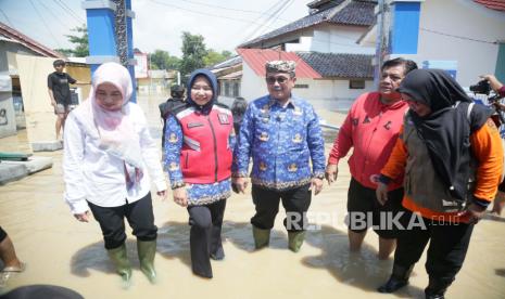 Bupati Cirebon, Imron, meninjau lokasi banjir di Desa Sidareami, Kecamatan Pabedilan, Rabu (6/3/2024). Banjir di Kabupaten Cirebon menerjang 36 desa di sembilan kecamatan. 