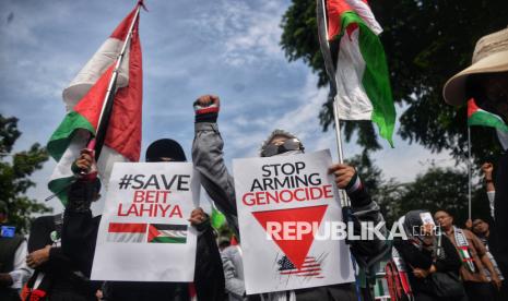 Sejumlah orang mengikuti aksi bela Palestina di depan Kantor Kedutaan Besar Amerika Serikat (AS), Jakarta, Ahad (10/11/2024). Dalam aksinya mereka mengutuk keras kekejaman genosida Israel dan menuntut pembebasan bumi Palestina dari penjajahan. Selain itu mereka juga menyerukan kepada seluruh umat Islam  untuk tetap semangat dalam membela saudara muslim di Palestina serta tidak mengundurkan diri dalam melakukan aksi boikot terhadap produk-produk Israel.