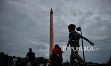 Pengunjung beraktivitas di kawasan Taman Mini Indonesia Indah (TMII), Jakarta, Sabtu (31/12/2022). 