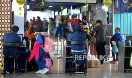 Petugas memeriksa tiket penumpang kereta api jarak jauh.