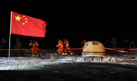  Orang-orang bekerja di lokasi pendaratan pesawat China Chang