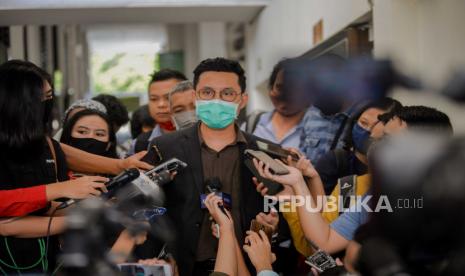 Ketua Tim Hukum Djoko Tjandra Andi Putra Kusuma menjawab pertanyaan wartawan usai menghadiri sidang Peninjauan Kembali (PK) atas kasus pengalihan hak tagih (cessie) Bank Bali terhadap terpidana buron Djoko Tjandra di Pengadilan Negeri Jakarta Selatan, Jakarta, Senin (20/7). Hakim memutuskan persidangan ditunda selama sepekan ke tanggal 27 Juli 2020 akibat terpidana tidak hadir dalam persidangan dengan alasan kondisi kesehatan yang menurun.