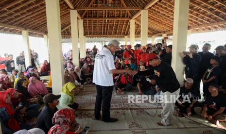 Capres nomor urut 3 Ganjar Pranowo berbincang dengan petani di Joglo Tani, Kecamatan Polokarto, Kabupaten Sukoharjo, Jawa Tengah, Selasa (26/12/2023). Dalam kunjungannya, Ganjar berdialog langsung dengan para petani lintas generasi membahas tentang kondisi permasalahan pertanian di Sukoharjo.