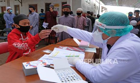 Sejumlah santri antre untuk mengikuti tes usap (swab test) di Pondok Pesantren Darul Atsar Salamsari, Kedu, Temanggung, Jawa Tengah, Jumat (16/10/2020). Tes usap dilakukan bagi sedikitnya 500 santri yang datang dari berbagai wilayah di Indonesia sebelum melaksanakan pembelajaran secara tatap muka sebagai wujud sinergi pihak Ponpes dengan dinas kesehatan guna mencegah penyebaran COVID-19. 