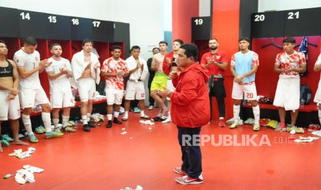 Ketua PSSI Erick Thohir berbicara dengan para pemain timnas Indonesia di ruang ganti pemain seusai laga kualifikasi Piala Dunia 2026 antara Indonesia melawan Filipina di Stadion Utama GBK, Senayan, Jakarta, Selasa (11/6/2024). Timnas Indonesia baru saja mengukir sejarah dengan format FIFA yang terbaru pasca kemenangan 2-0 atas Filipina. Indonesia berhasil lolos ke Babak Ketiga dalam kualifikasi Piala Dunia 2026, sekaligus mengamankan posisi untuk Piala Asia 2027 mendatang.