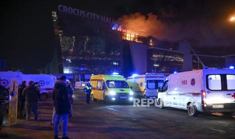 Ambulans diparkir di dekat gedung Balai Kota Crocus yang terbakar di tepi barat Moskow, Rusia,  (22/3/2024).