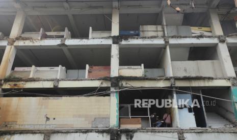 Pedagang beraktivitas di lantai satu Pasar Tanah Abang Blok G, Jakarta Pusat, Senin (10/7/2023). Kondisi Pasar Blok G lantai dua dan tiga yang kumuh akibat ditinggalkan oleh pedagang tersebut rawan dijadikan tempat kriminalitas.