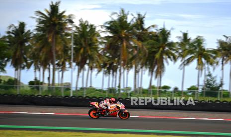 Pembalap Repsol Honda Team Marc Marquez memacu sepeda motornya saat sesi latihan bebas 2 MotoGP seri Pertamina Grand Prix of Indonesia 2022 di Pertamina Mandalika International Street Circuit, Lombok Tengah, NTB, Jumat (18/3/2022). Para pedagang kaos di sekitar sirkuit Mandalika meraup untung di gelaran MotoGP. 