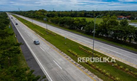 Kendaraan melintas di Tol Cipali Palimanan, Cirebon, Jawa Barat, Kamis (21/5/2020). Menjelang Lebaran, salah satu titik kepadatan arus mudik di ruas tol Cikopo-Palimanan (Cipali) terpantau sepi dikarenakan adanya larangan mudik dari Pemerintah demi mencegah penyebaran wabah COVID-19