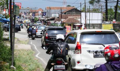 Salah satu jalur wisata Jalan Tangkuban Parahu, Kecamatan Lembang, Kabupaten Bandung Barat (KBB), dipadati kendaraan, Ahad (5/9). Satuan Lalu Lintas (Satlantas) Polres Cimahi memutarbalikkan 158 kendaraan saat penyekatan ganjil genap di Simpang Tiga Beatrix, Lembang, Kabupaten Bandung Barat, Jawa Barat, Sabtu (18/9).