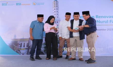 Bupati Manggarai Barat Edistasius Endi, BSI Smart Agen El Ashar Barokah Nia Rusniati,  Direktur Retail Banking BSI Ngatari, Agen BSI Smart Mandala Meubel Edy Irsun, dan Direktur Utama BSI Hery Gunardi (dari kiri) mencoba transaksi pembayaran lewat BSI Smart pada peresmian renovasi Masjid Agung Nurul Falaq Labuan Bajo, Jumat (15/12/2023). Selain program pemberdayaan masyarakat melalui ziswaf, BSI juga meresmikan layanan BSI Smart di Labuan Bajo. BSI Smart merupakan layanan perbankan tanpa kantor yang memungkinkan masyarakat melakukan berbagai transaksi perbankan seperti tarik tunai, transfer, pembayaran tagihan, dan transaksi lainnya. 