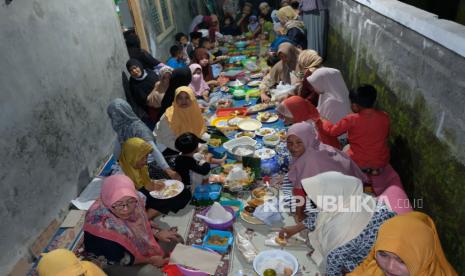 Sejumlah warga menyantap makanan bersama saat tradisi Punggahan di Krajan, Muntung, Candiroto, Temanggung, Jawa Tengah, Rabu (30/3/2022).  Tradisi Punggahan biasa dilaksanakan masyarakat setempat dengan melakukan doa dan makan bersama sebagai wujud sukacita menyambut datangnya bulan suci Ramadhan. 