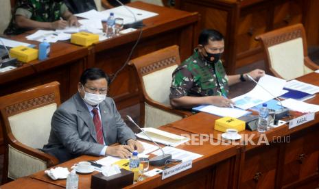 Menteri Pertahanan Prabowo Subianto bersama Kepala Staf Angkatan Laut (KSAL) Laksamana TNI Yudo Margono mengikuti rapat kerja bersama Komisi I DPR di kompleks Parlemen, Jakarta, Kamis (27/1/2022). Rapat tersebut membahas persetujuan penjualan Barang Milik Negara berupa Kapal Eks KRI Teluk Mandar-514 dan Kapal KRI Teluk Penyu-513 pada Kementerian Pertahanan RI.Prayogi/Republika