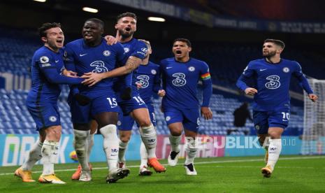  Kurt Zouma dari Chelsea merayakan dengan rekan satu tim setelah mencetak skor 2-1 selama pertandingan sepak bola Liga Premier Inggris antara Chelsea FC dan Leeds United di London, Inggris, 05 Desember 2020.