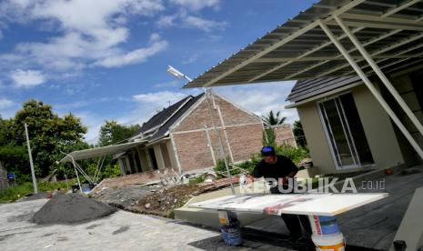 Pekerja menyelesaikan pembangunan rumah di komplek perumahan Ghara Jingga, Balecatur, Sleman, Yogyakarta, Kamis (18/2). Selama pandemi Covid-19 penjualan properti atau rumah di Yogyakarta turun. Dengan adanya stimulus pemerintah,  pengembang cukup optimis dengan pasar properti pada 2021. Terutama untuk rumah menengah ke atas.