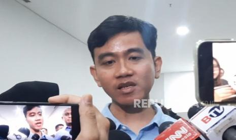 Cawapres nomor urut 2, Gibran Rakabuming Raka, ketika diwawancarai wartawan usai menghadiri acara Silaturahmi Nasional Desa 2023 di Indonesia Arena, Kompleks Gelora Bung Karno, Jakarta, Ahad (19/11/2023).