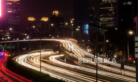 Suasana lalu lintas pada jam pulang kerja saat penerapan Pemberlakuan Pembatasan Kegiatan Masyarakat (PPKM) Darurat di ruas Tol Dalam Kota kawasan Gatot Subroto, Jakarta, Senin (5/7).  Pada masa penerapan PPKM Darurat, pemerintah mengimbau bagi kantor yang bergerak di sektor nonesensial untuk mewajibkan 100 persen karyawan menerapkan kebijakan bekerja dari rumah (work from home) sebagai upaya menekan penyebaran Covid-19. Republika/Thoudy Badai