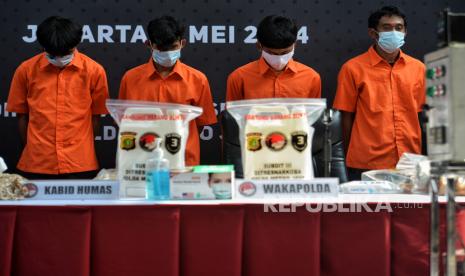 Tersangka dihadirkan dalam konferensi pers terkait pengungkapan kasus laboratorium terselubung narkotika jenis MDMB 4en PINACA di halaman Ditresnarkoba Polda Metro Jaya, Jakarta, Kamis (2/5/2024). Polda Metro Jaya berhasil mengungkap kasus laboratorium terselubung narkotika dengan jaringan internasional dan menangkap 5 tersangka serta 38 jenis barang bukti yang merupakan bahanyang mengandung narkotika MDMB 4en PINACA. Dalam kasus tersebut, tersangka dikenakan Pasal 113 ayat (2) subsider pasal 114 ayat (2) lebih subsider pasal 112 ayat (2) Jo Pasal 132 ayat (2) Undang-Undang Republik Indonesia Nomor 35 tahun 2009 tentang Narkotika, dengan ancaman hukuman maksimal seumur hidup atau 20 tahun penjara.