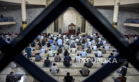 Khutbah Jumat Beserta Rukun dan Syaratnya. Foto ilustrasi: Jemaah mendengarkan khutbah saat ibadah Sholat Jumat di Masjid Raya Bandung, Jalan Dalem Kaum, Kota Bandung, Jumat (11/3/2022). Majelis Ulama Indonesia (MUI) mengajak umat Islam di seluruh Indonesia kembali merapatkan shaf saat shalat berjamaah, karena dinilai sudah relatif aman seiring kasus terkonfirmasi positif Covid-19 yang terus menunjukkan tren penurunan. Meski demikian, hingga saat ini Masjid Raya Bandung masih tetap menerapkan jarak antar shaf. Foto: Republika/Abdan Syakura