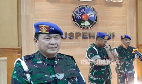 Komandan Pusat Polisi Militer (Danpuspom) TNI Laksamana Muda (Laksda) Edwin saat konferensi pers di Puspen TNI, Jakarta Timur, Jumat (21/4/2023). Ia menyebut pihaknya telah mengerahkan tim investigasi terkait perkelahian antara oknum TNI AD dengan polisi di Kota Kupang, Nusa Tenggara Timur, Rabu lalu.