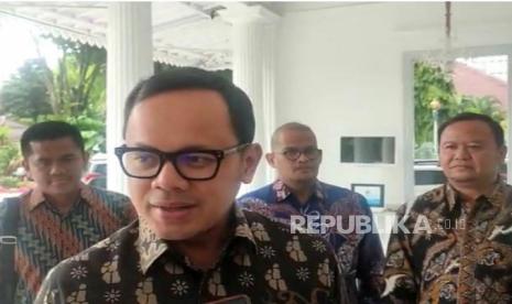 Wali Kota Bogor Bima Arya Sugiarto bertemu Penjabat (Pj) Gubernur DKI Heru Budi Hartono di Balai Kota (Balkot) DKI Jakarta pada Kamis (4/5/2023). Pemprov DKI dan Pemkot Bogor kerja sama terkait Transjakarta dan Trans Pakuan.