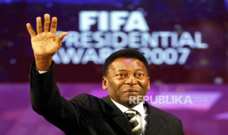 Legenda sepak bola Brasil Pele, yang bernama lahir Edson Arantes do Nascimento, menyerahkan trofinya untuk Penghargaan Presiden, pada Gala Pemain Dunia FIFA ke-17 di Zurich, Swiss, 17 Desember 2007 (diterbitkan 30 Desember 2022). Menurut agennya, Pele yang bernama asli Edson Arantes do Nascimento, meninggal pada 28 Desember 2022 di usia 82 tahun.