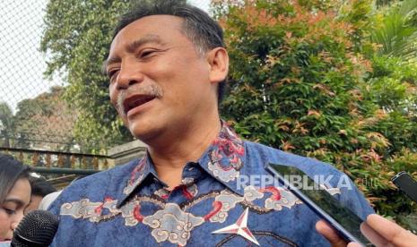 Sekretaris Majelis Tinggi Partai Demokrat, Andi Mallarangeng menyebut peluang Partai Demokrat hengkang dari Koalisi Perubahan untuk Persatuan sangat besar, di depan kediaman Susilo Bambang Yudhoyono (SBY), Puri Cikeas, Kanbupaten Bogor, Jumat (1/9/2023). 