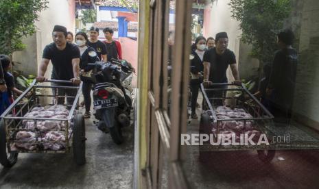 Pengurus RW membagikan daging kurban dari rumah ke rumah kepada warga di Kawasan Astana Anyar, Bandung, Jawa Barat, Ahad (10/7/2022). DKPP Kota Bandung menyebut tidak menemukan PMK di hewan kurban di wilayah itu.