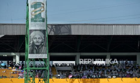 Peserta saat menghadiri acara  Resepsi Puncak Satu Abad  di Stadion Gelora Delta Sidoarjo, Jawa Timur, Selasa (7/2/2023). Presiden bersama Wakil Presiden dan sejumlah Menteri Kabinet Indonesia Maju menghadiri acara Resepsi Puncak Satu Abad NU sekaligus meresmikan dan membuka kegiatan tersebut. Acara resepsi tersebut berlangsung selama 24 jam dengan diisi beragam kegiatan seperti membaca shalawat dan shalat qiyamul lail, karnaval kebudayaan nusantara, bazar UMKM, dan panggung hiburan rakyat yang akan diisi oleh sejumlah band dan musisi seperti Slank, Rhoma Irama dan Maher Zain. Ustadz Adi Hidayat Berharap NU Lahirkan Ulama Rabbani