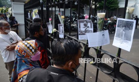 Bunga dan foto putra sulung Gubernur Jawa Barat Ridwan Kamil, Emmeril Kahn Mumtadz atau Eril dipasang warga di pintu gerbang saat acara takziah untuk Eril, di rumah dinas Gubernur Jawa Barat Gedung Pakuan, Kota Bandung, Sabtu (4/6). Acara takziah ini terdiri dari doa bersama, salat gaib, dan penyampaian bela sungkawa dari berbagai pihak.