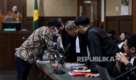 Terdakwa mantan Menteri Komunikasi dan Informatika (Menkominfo) Johnny G Plate saat menjalani sidang perdana di Pengadilan Negeri Tipikor, Jakarta Pusat, Selasa (27/6/2023). Jaksa Penuntut Umum (JPU) Kejagung mendakwa Menteri Komunikasi dan Informatika (Menkominfo) nonaktif itu menerima suap sebesar Rp17 miliar dalam proyek menara BTS Bakti Kominfo.