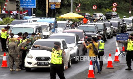 Petugas gabungan Satgas COVID-19 memberhentikan kendaraan wisatawan untuk diperiksa surat tes cepat antigen di jalur wisata Puncak, Gadog, Kabupaten Bogor, Jawa Barat, Kamis (11/3/2021). Pemeriksaan surat tes cepat antigen wisatawan yang hendak berwisata ke kawasan Puncak Bogor tersebut sebagai upaya meminimalisir penyebaran COVID-19 saat libur Isra Miraj Nabi Muhammad SAW 1442 h. 