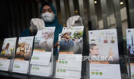 Karyawan menunjukan brosur produk bank muamalat di kantor pusat Bank Muamalat, Jakarta, Jumat (5/2). PT Bank Muamalat Indonesia Tbk. terus meningkatkan layanan berbasis digital sebagai bentuk adaptasi terhadap kebutuhan nasabah. Baru-baru ini Bank Muamalat meluncurkan fitur terbaru berbasis QR Code bernama MQRIS, fitur ini terhubung dengan lebih dari 5 juta merchant di seluruh Indonesia.Prayogi/Republika