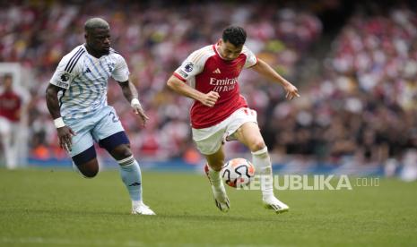 Gelandang serang Arsenal Gabriel Martinelli (kiri) beraksi ketika memperkuat timnya menghadapi Nottingham Forest di Liga Primer Inggris 2023/2024, Sabtu (12/8/2023). 