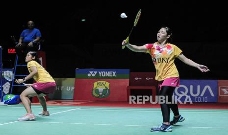 Pebulu tangkis ganda putri Indonesia Ribka Sugiarto (kanan) dan Lanny Tria Mayasari mengembalikan kok ke arah pebulu tangkis ganda putri China, Liu Sheng Shu dan Tan Ning dalam pertandingan babak semifinal Daihatsu Indonesia Masters 2024 di Istora Senayan, Gelora Bung Karno, Jakarta, Sabtu, 27 Januari 2024. Lanny dan Ribka gagal melaju ke final Indonesia Masters 2024 usai dikalahkan pasangan Liu dan Tan dua set langsung dengan skor 14-21, 11-21. 