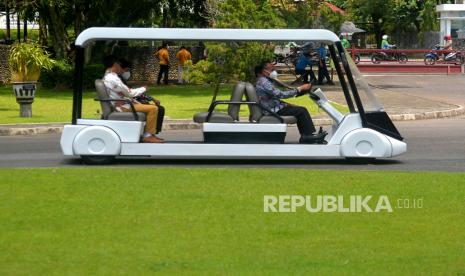 Ujicoba kendaraan listrik Gadjahmada Airport Transporter Electronic (GATe) saat serah terima unit ke PT Angkasa Pura I di Balairung UGM, Yogyakarta, Jumat (4/3/2022). Sebanyak tujuh unit GATe dipesan oleh Kementerian Perhubungan yang akan digunakan di bandara. GATe memiliki kapasitas 4 sampai 6 orang dengan kecepatan 21 km/ jam.