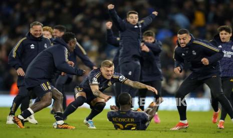 Real Madrid players celebrate after wining the Champions League quarterfinal second leg soccer match between Manchester City and Real Madrid at the Etihad Stadium in Manchester, England, Wednesday, April 17, 2024.