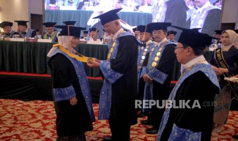 Universitas Pasundan (Unpas) mengukuhkan Prof. Dr. Hj. Erni Rusyani, S.E., M.M sebagai Guru Besar Bidang Ilmu Manajemen Fakultas Ekonomi Bisnis.