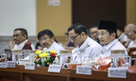 Menteri Agama Nasaruddin Umar (kanan) menyampaikan paparan pada rapat kerja dengan Komisi VIII DPR di Kompleks Parlemen, Senayan, Jakarta, Senin (28/10/2024). Rapat tersebut membahas evaluasi dan laporan keuangan penyelenggaraan ibadah haji 1445H/2024M serta isu-isu aktual lainnya. 