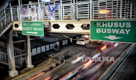 Pengendara melintas di Jalan Warung Buncit Raya, Jakarta, Selasa (21/6/2022). Gubernur DKI Jakarta Anies Baswedan meresmikan perubahan 22 nama jalan di Jakarta dengan nama toko Betawi, salah satunya Jalan Warung Buncit Raya menjadi Jalan Hj Tutty Alawiyah. Republika/Thoudy Badai