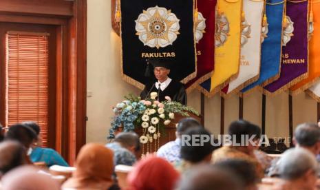 Prof. Ir. Paulus Insap Santosa, M.Sc., Ph.D., IPU di Balai Senat UGM, saat dikukuhkan sebagai Guru Besar dalam Bidang Teknologi Informasi pada Fakultas Teknik UGM, Kamis (6/7/23). 