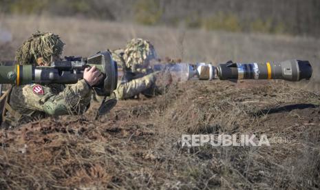  Seorang prajurit Ukraina menembakkan senjata anti-tank NLAW selama latihan dalam Operasi Pasukan Gabungan, di wilayah Donetsk, Ukraina timur, Selasa, 15 Februari 2022. Sementara AS memperingatkan bahwa Rusia dapat menyerang Ukraina kapan saja, ketukan gendang dari perang hampir tidak pernah terdengar di Moskow, di mana para pakar dan orang biasa sama-sama tidak mengharapkan Presiden Vladimir Putin untuk melancarkan serangan terhadap tetangga bekas Sovietnya.