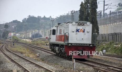 KAI melarang masyarakat ngabuburit di sekitar rel kereta api.