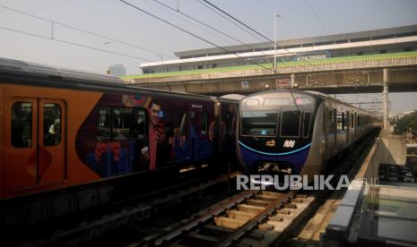 Rangkaian kereta MRT dan Bus Transjakarta melintas di Jakarta Selatan, Kamis (22/6/2023). 