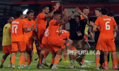 Pesepak bola Borneo FC Samarinda Nur Hardianto (tengah) bersama rekan-rekannya dan ofisial berselebrasi usai mencetak gol ke gawang Arema FC pada pertandingan BRI Liga 1 di Stadion Kapten I Wayan Dipta, Gianyar, Bali, Jumat (6/10/2023). Borneo FC Samarinda mengalahkan tuan rumah Arema FC dengan skor 1-0. 