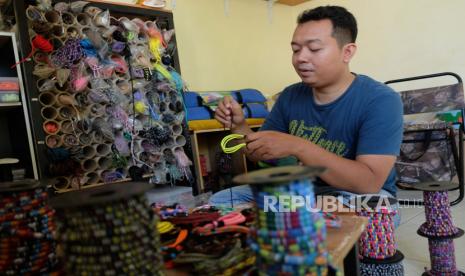 Perajin membuat gelang tangan dari tali paracord yang dijual secara daring di Solo, Jawa Tengah, Kamis (24/9). Otoritas Jasa Keuangan (OJK) Surakarta menyatakan kebijakan stimulus yang diberikan oleh pemerintah dan lembaga mampu memberikan dampak positif pada Usaha Mikro, Kecil, dan Menengah (UMKM) yang terpuruk selama pandemi Covid-19. 